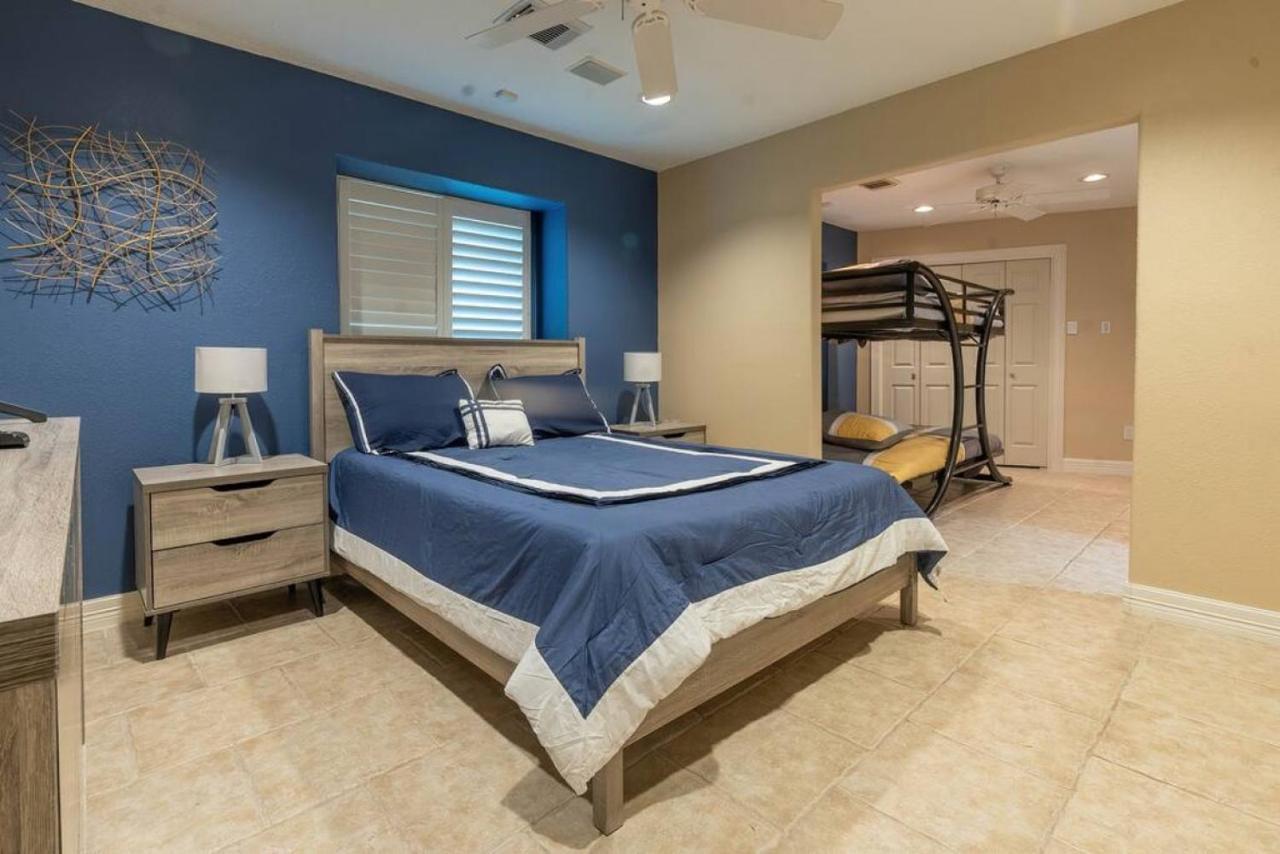 Huge 6 Bedroom With Pool, Spa, 85 Inch Tv, Game Room Хюстън Екстериор снимка