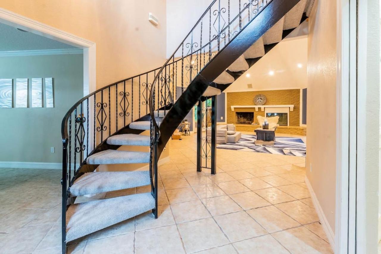 Huge 6 Bedroom With Pool, Spa, 85 Inch Tv, Game Room Хюстън Екстериор снимка